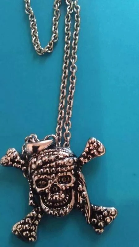 Collier fantaisie disney pirate des caraibes tête de mort neuf